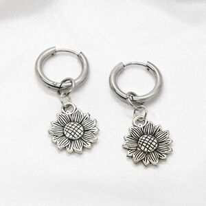 Silver Daisy Flower Earrings
